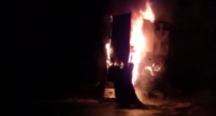 Показано видео, как на трассе близ Днепра на ходу загорелась фура