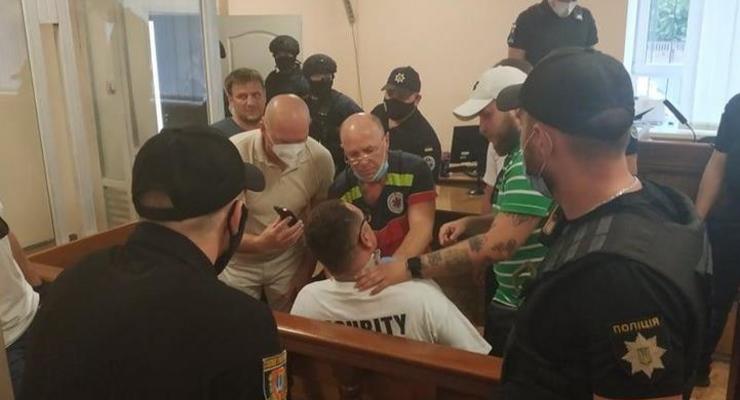 В Одессе блогер порезал себе шею в зале суда