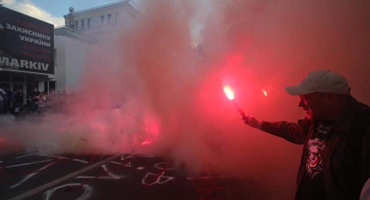 Активисты в Киеве подожгли дымовые шашки возле здания МВД