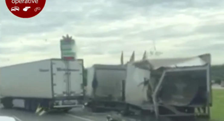 На трассе Киев-Харьков разбились сразу четыре грузовика