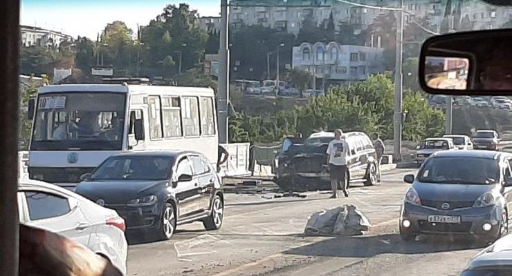 В Севастополе внедорожник влетел в автобус: 14 пострадавших