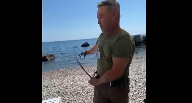 В Крыму мужчина нагайкой выгнал отдыхающих с пляжа