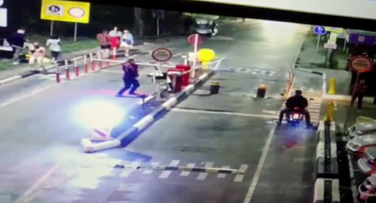 В Киеве вандал разбил шлагбаум и светофор