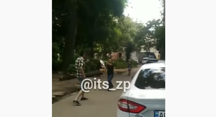 На видео засветился обстрел парковки с пострадавшим в Запорожье