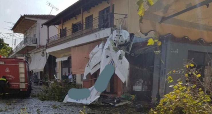 В Греции легкомоторный самолет рухнул на жилой дом