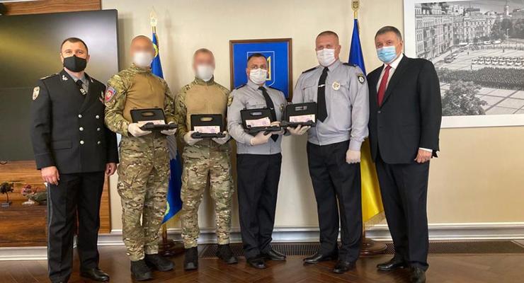 Аваков наградил оружием полицейских, ликвидировавших "полтавского террориста"
