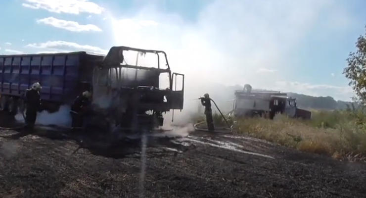 На видео сняли, как в Сумах горел грузовик с зерном