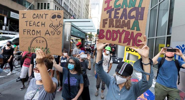 Учителя в США вышли на митинг против возобновления работы школ