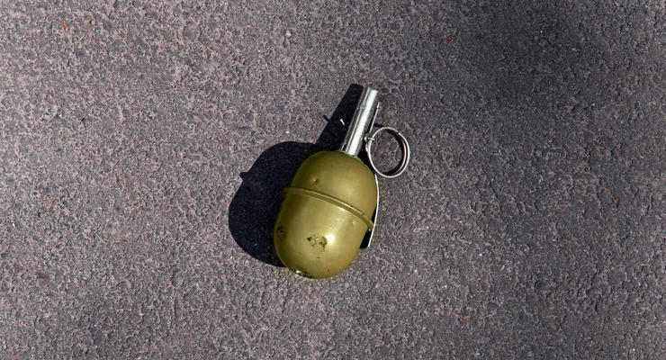 Во дворе харьковской больницы обнаружили гранату