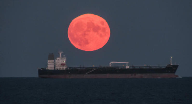 На фото показали ярко-красную луну в небе над Одессой