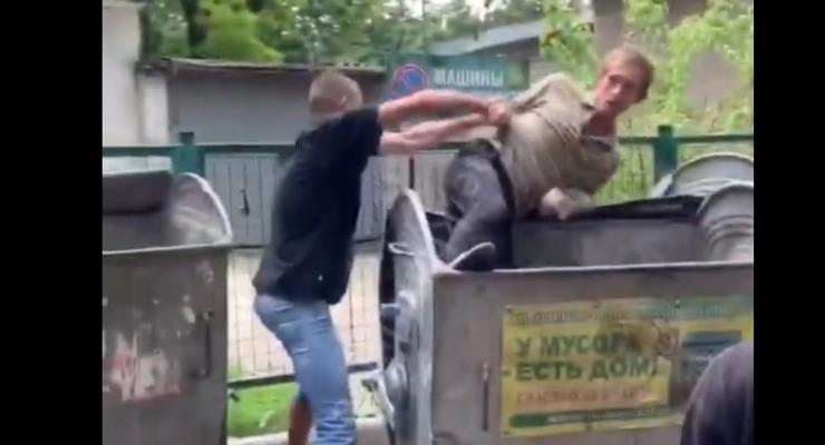 В Харькове мужчина обокрал магазин и спрятался в мусорном баке