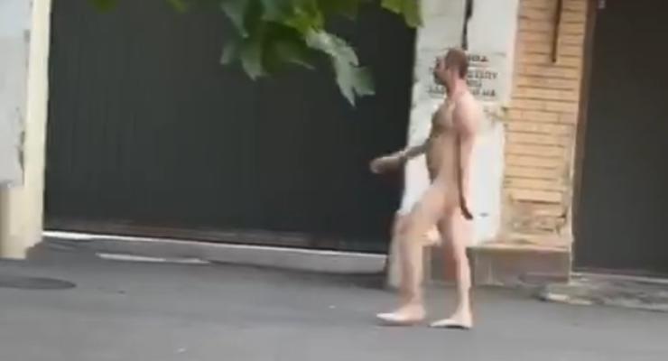 В Киеве голый мужчина разгуливает по правительственному кварталу