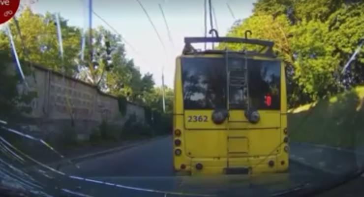 В Киеве сняли на видео, как на ходу развалился троллейбус
