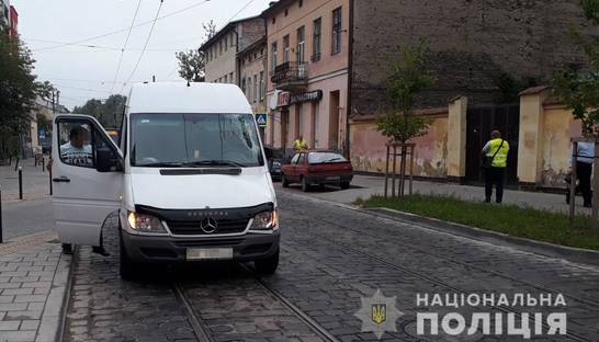 Во Львове женщину на "зебре" переехали сразу две машины