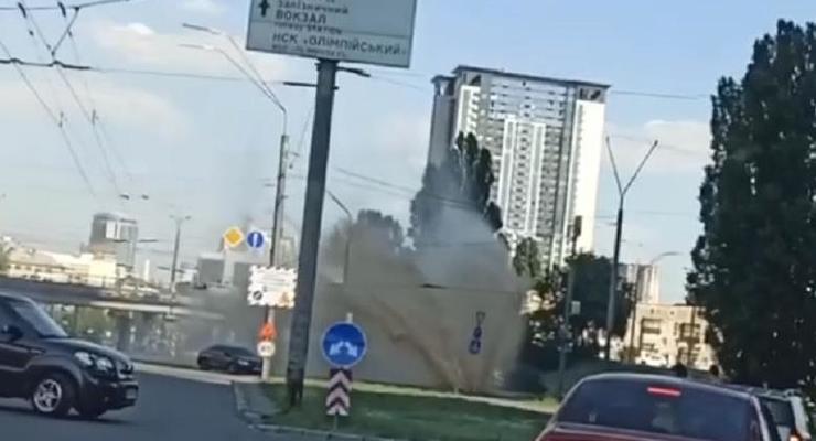 В Киеве прорвало трубу, бьет десятиметровый фонтан