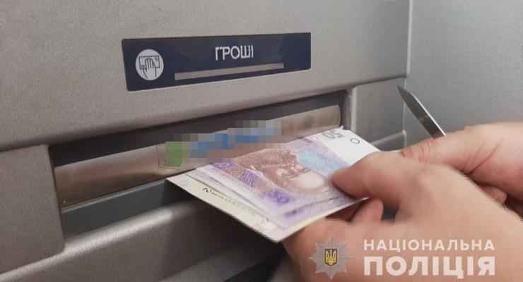 В Одессе воры обчищали банкоматы липкой лентой