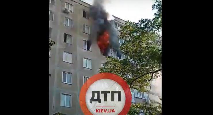 На видео показали, как сильный пожар в Киеве охватил высотку