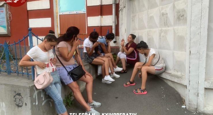 В Киеве поймали и сфотографировали банду молодых грабительниц
