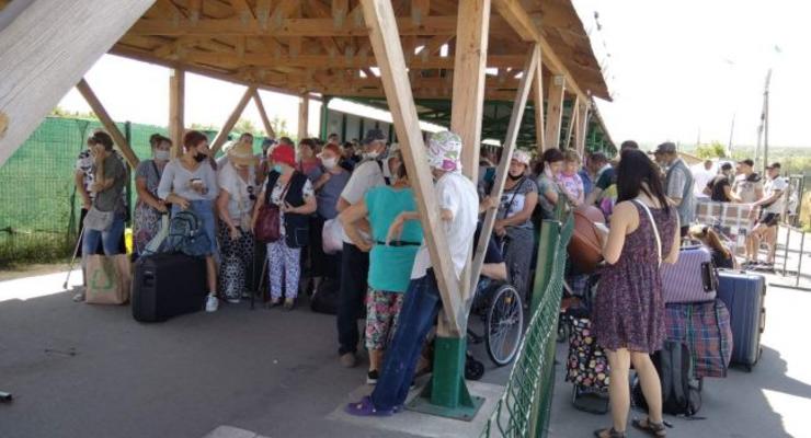 На КПВВ на Донбассе образовались большие очереди