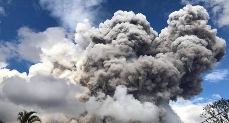 Вулкан Синабунг выбросил гигантское облако пепла