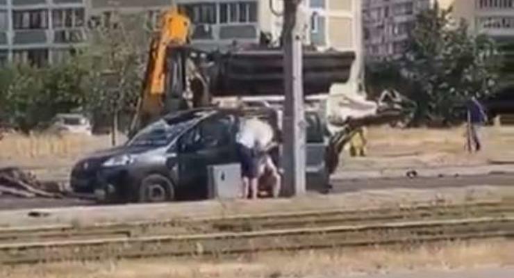 В Киеве экскаватор проломил крышу проезжавшему мимо авто