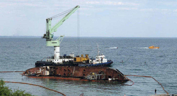 Возле затонувшего танкера "Delfi" начали расчищать дно