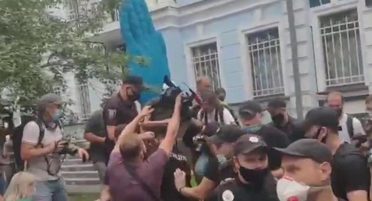 В Киеве полиция задержала активиста у посольства Беларуси