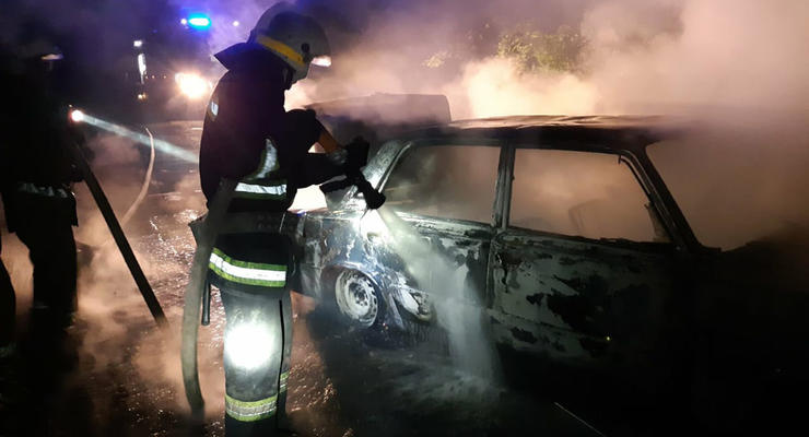 На Днепропетровщине огонь уничтожил раритетное советское авто