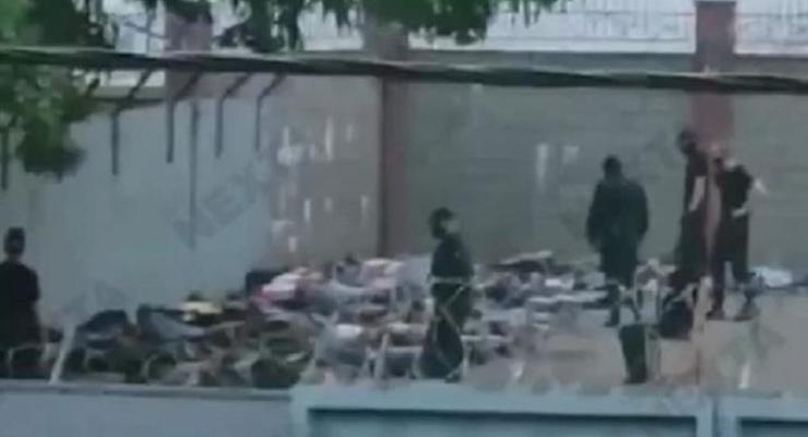 В Минске задержанные лежат "штабелями" на земле в отделении милиции