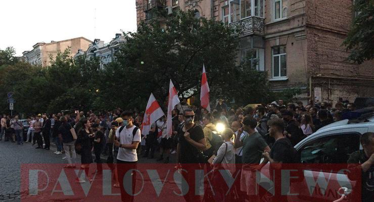 У посольства Беларуси в Киеве идут протесты