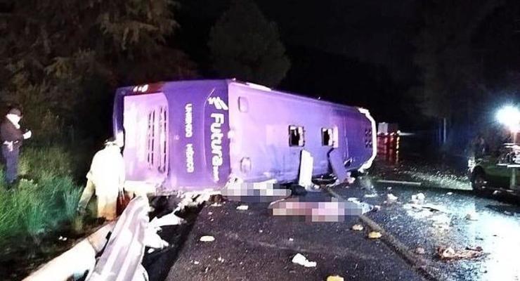 В Мексике перевернулся автобус: 13 погибших, десятки пострадавших