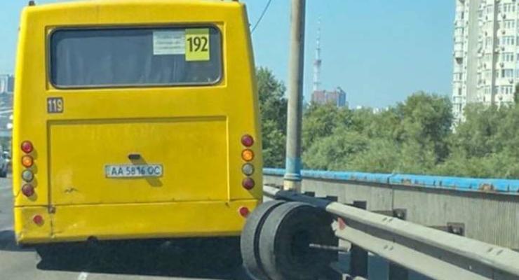 В Киеве у маршрутки на ходу отлетели колеса