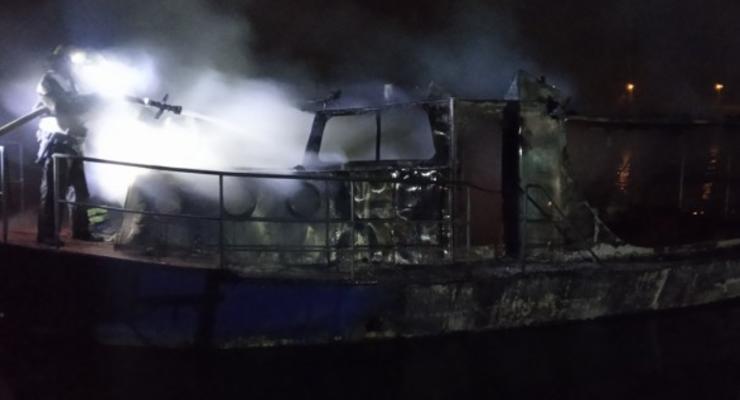 В Кривом Роге сгорел прогулочный катер на 12 человек