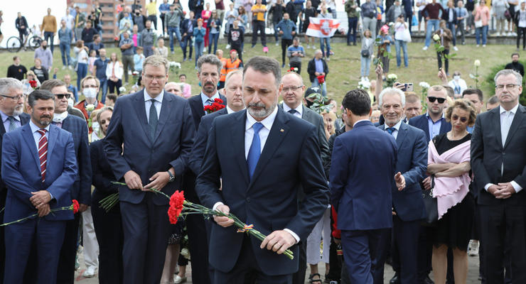 Послы ЕС возложили цветы на месте гибели активиста в Минске