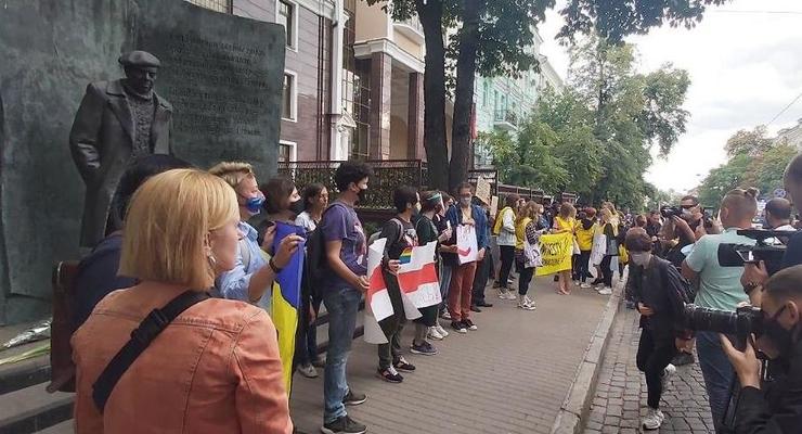 В Киеве у посольства Беларуси активисты перекрыли дорогу