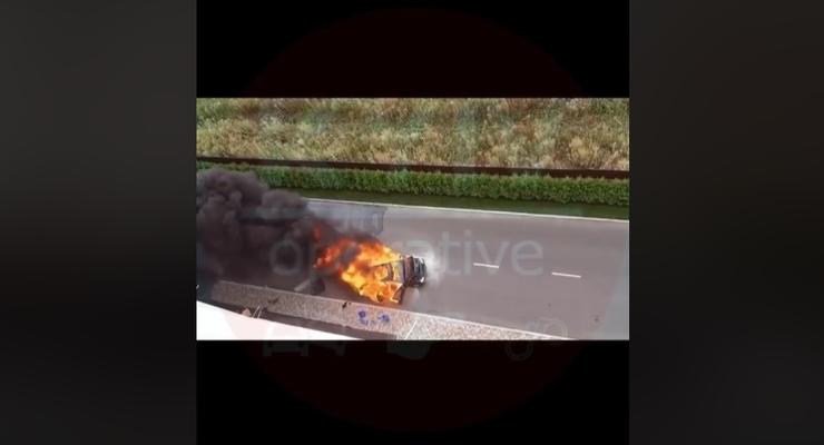 В пригороде Киева сняли на видео загоревшееся на ходу авто