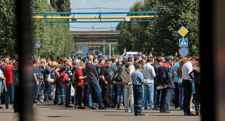 Тысячи работников завода устроили шествие в Минске