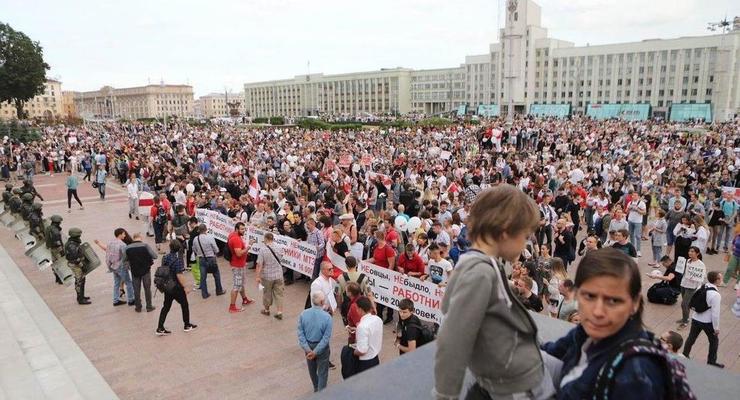 В центре Минска собрались тысячи протестующих