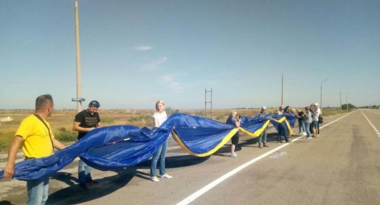 Волонтеры запустили 25-метровый флаг Украины над Крымом