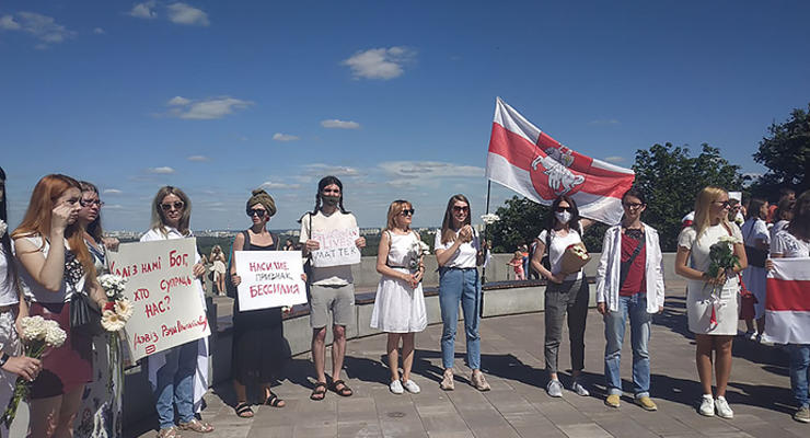 Киевляне вышли на акцию в поддержку белорусов