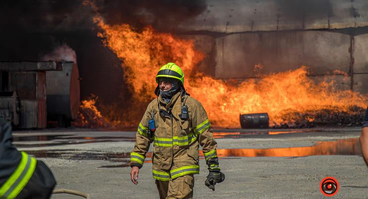 В Днепре произошел крупный пожар на складе ГСМ