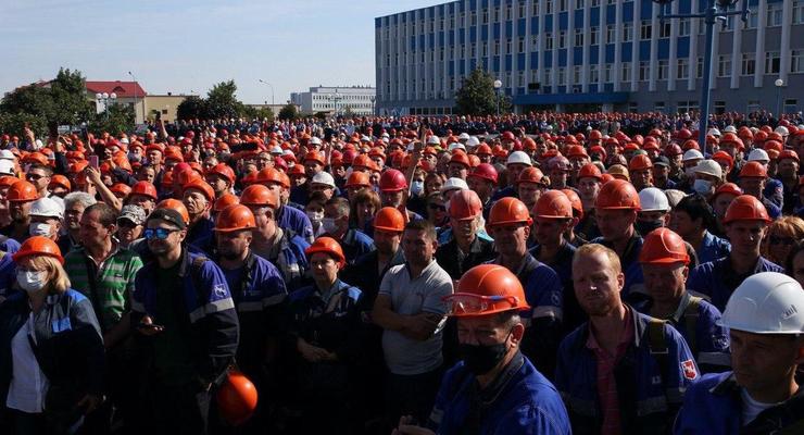 Лукашенко: Бастующим на заводах места быть не должно
