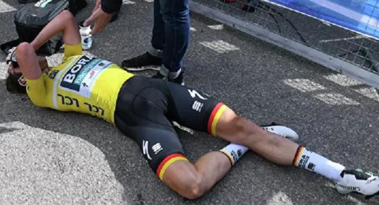 Немецкого велогонщика сбила машина во время соревнований