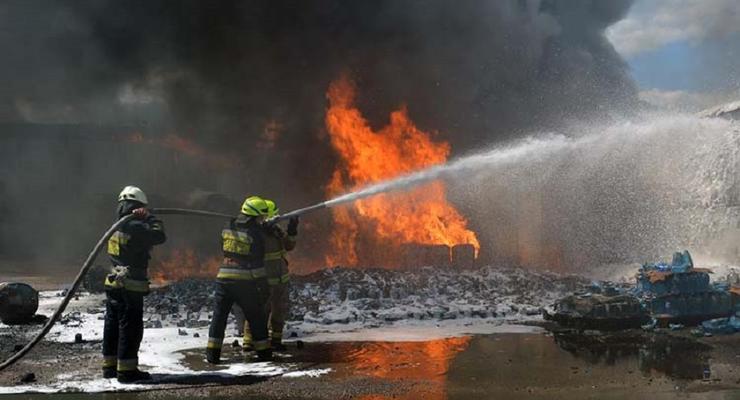 В Днепре пожар уничтожил два авто и катер