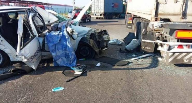 Под Одессой такси врезалось в фуру: погибла пассажирка