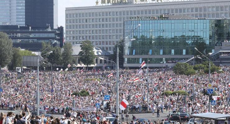 На митинг в Минске вышли десятки тысяч людей