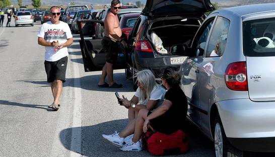 Тысячи людей застряли на границе Албании и Греции