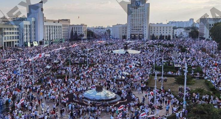Протесты в Минске: площадь Независимости заполнена