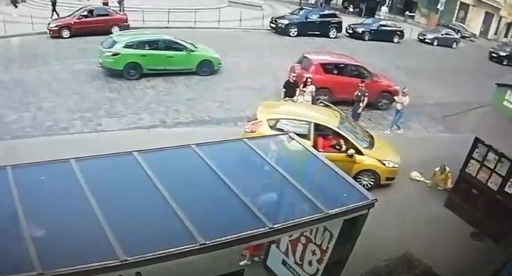 Показано видео, как во Львове машина дважды наехала на женщину