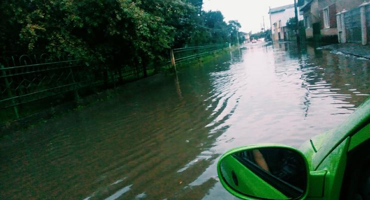 Город в Закарпатье “поплыл” после сильных дождей
